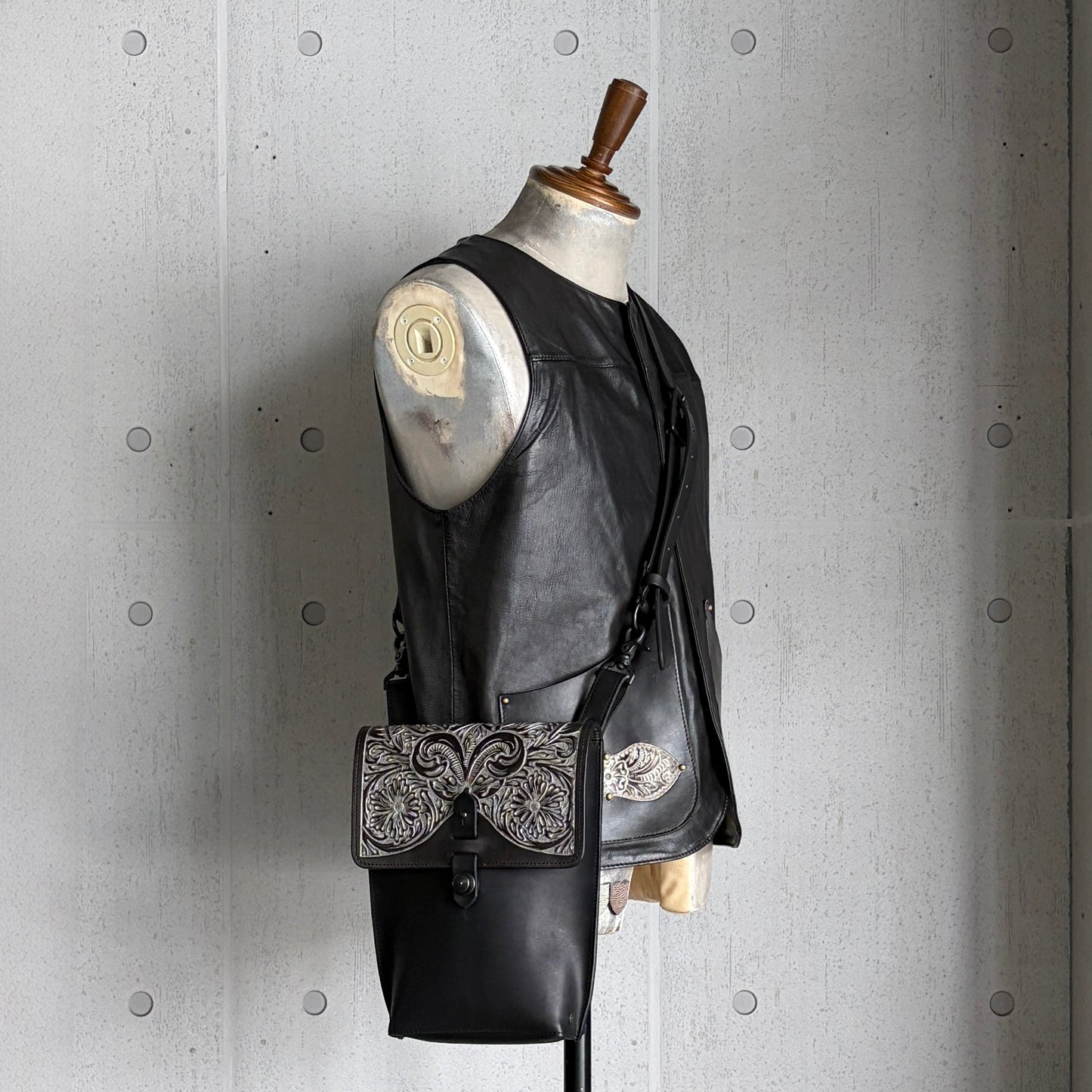 SHOULDER BAG “Crest“ The Ore 純銀【ショルダーバッグ/ステアハイド/カービング/シルバー】