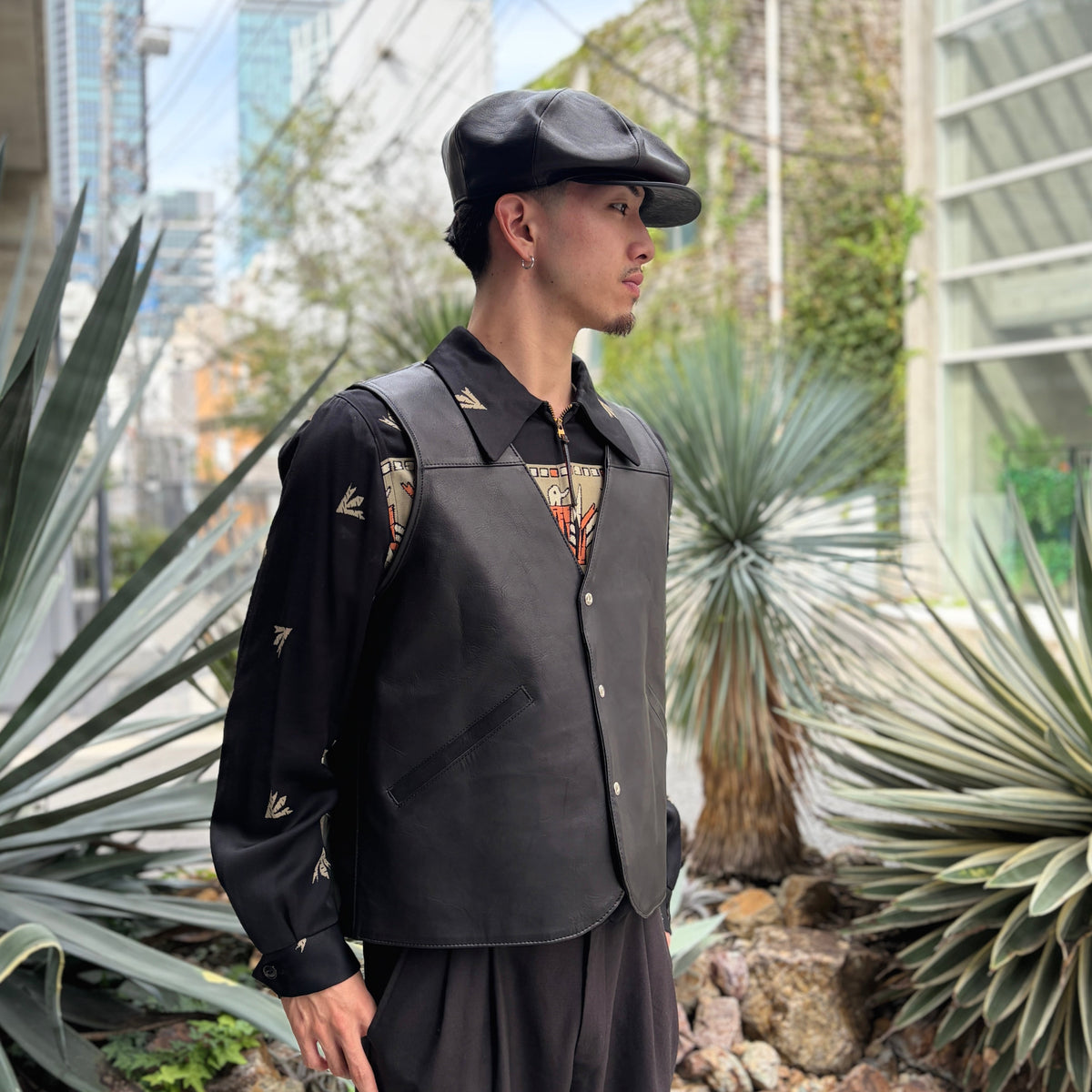 VEST "Peanut Flower"  ”The Ore" Red Jasper【Vネックレザーベスト/ブラック/ステアハイド/レッドジャスパー】