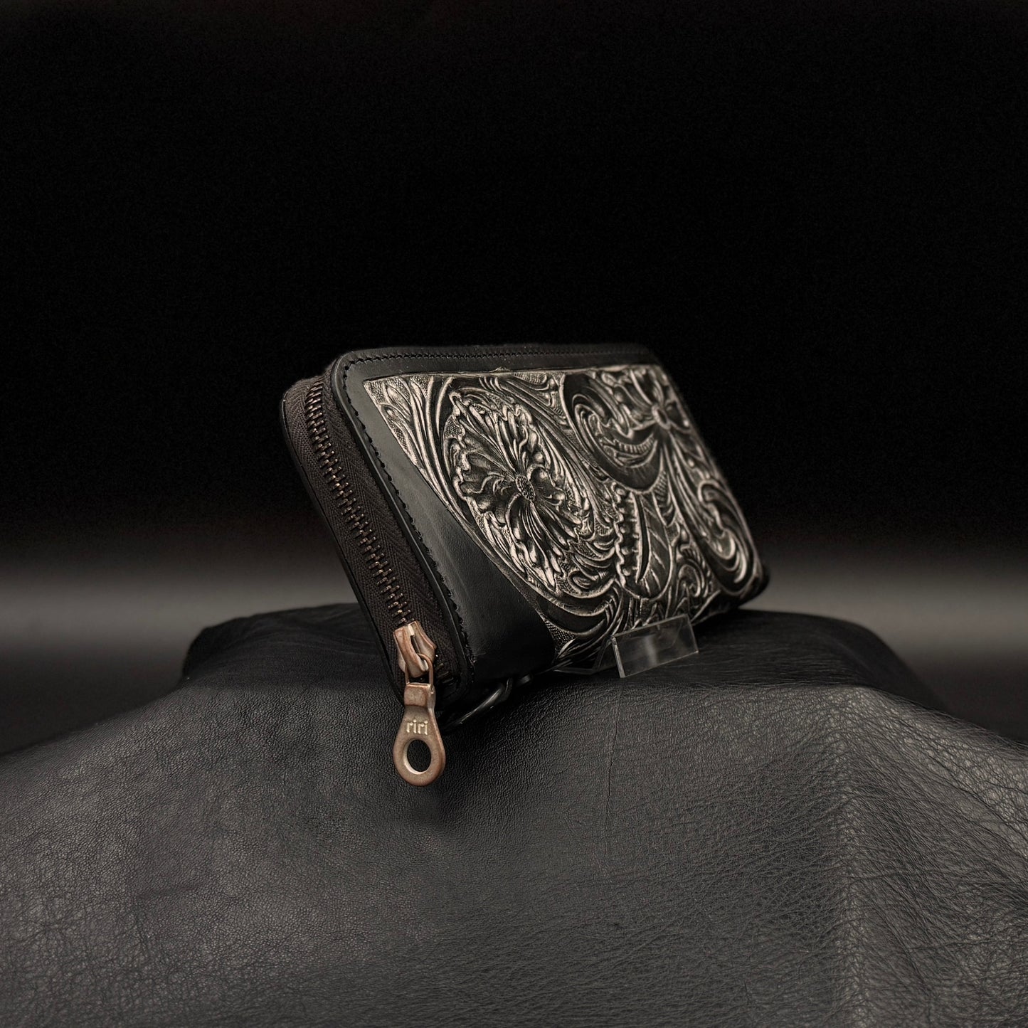 ROUND LONG WALLET “Crest“ Pure Silver【ラウンド長財布/ステアハイド/カービング/シルバー】