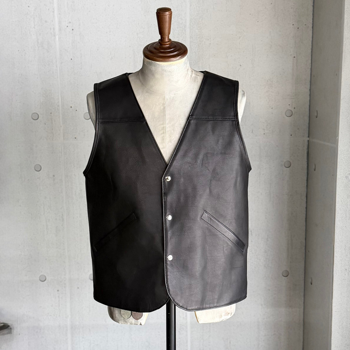 VEST "Peanut Flower"  ”The Ore" Red Jasper【Vネックレザーベスト/ブラック/ステアハイド/レッドジャスパー】