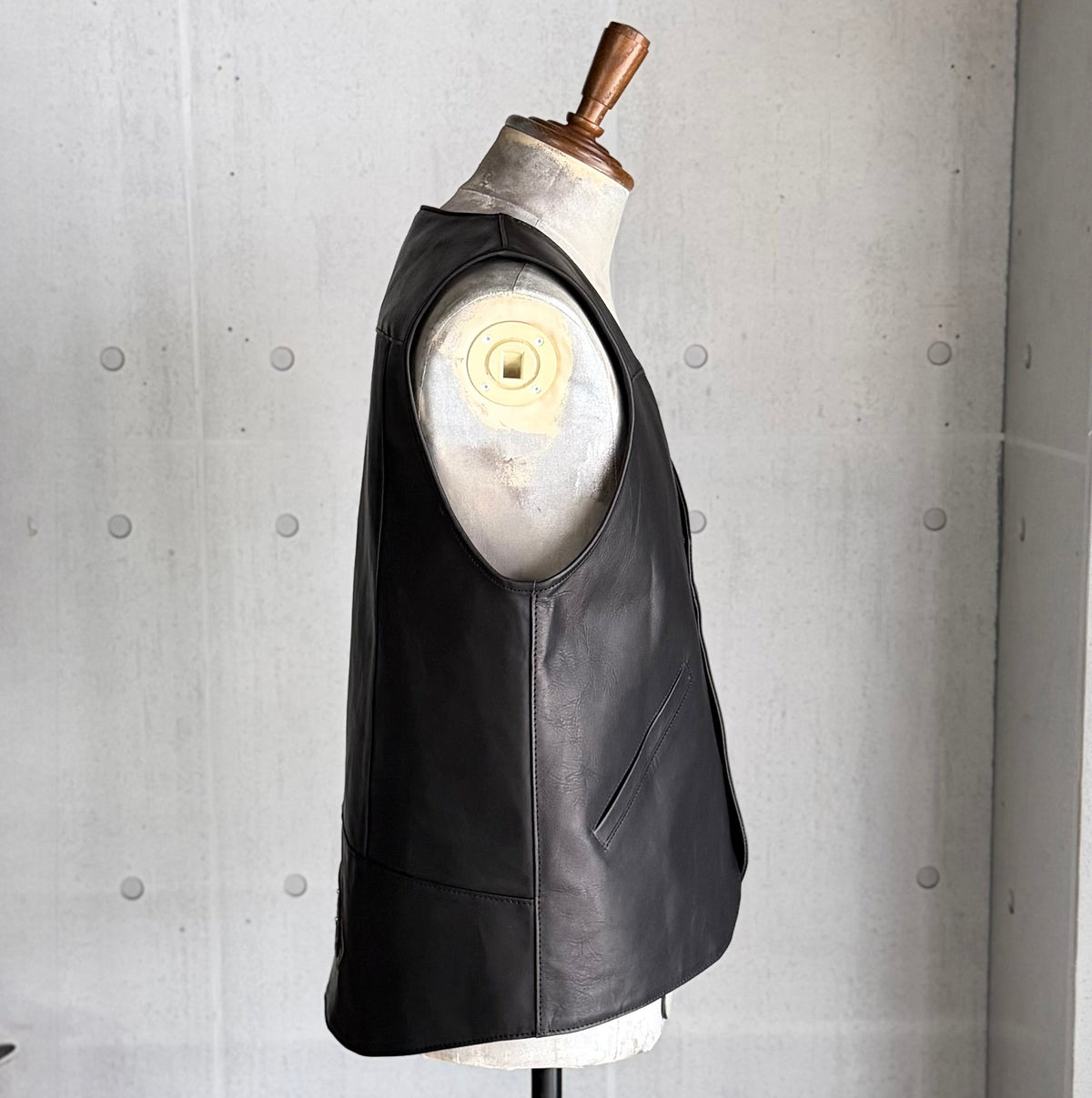 VEST "Peanut Flower"  ”The Ore" Red Jasper【Vネックレザーベスト/ブラック/ステアハイド/レッドジャスパー】