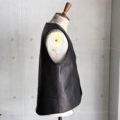 VEST "Peanut Flower"  ”The Ore" Red Jasper【Vネックレザーベスト/ブラック/ステアハイド/レッドジャスパー】