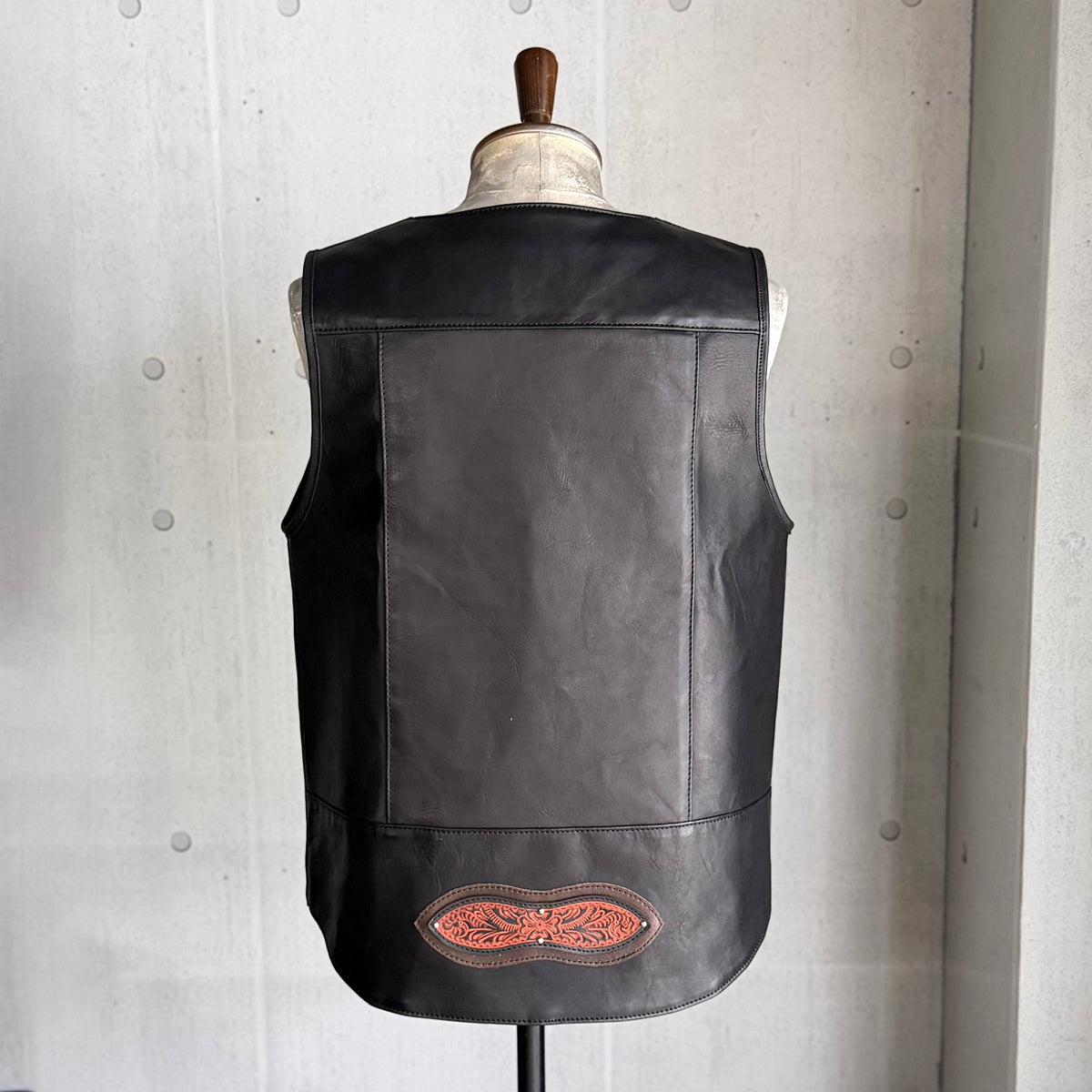 VEST "Peanut Flower"  ”The Ore" Red Jasper【Vネックレザーベスト/ブラック/ステアハイド/レッドジャスパー】