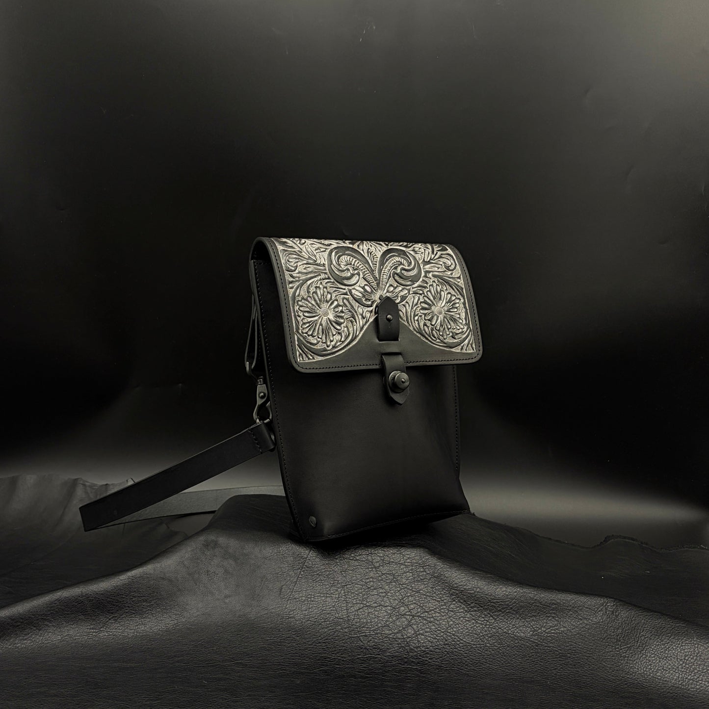 SHOULDER BAG “Crest“ The Ore 純銀【ショルダーバッグ/ステアハイド/カービング/シルバー】